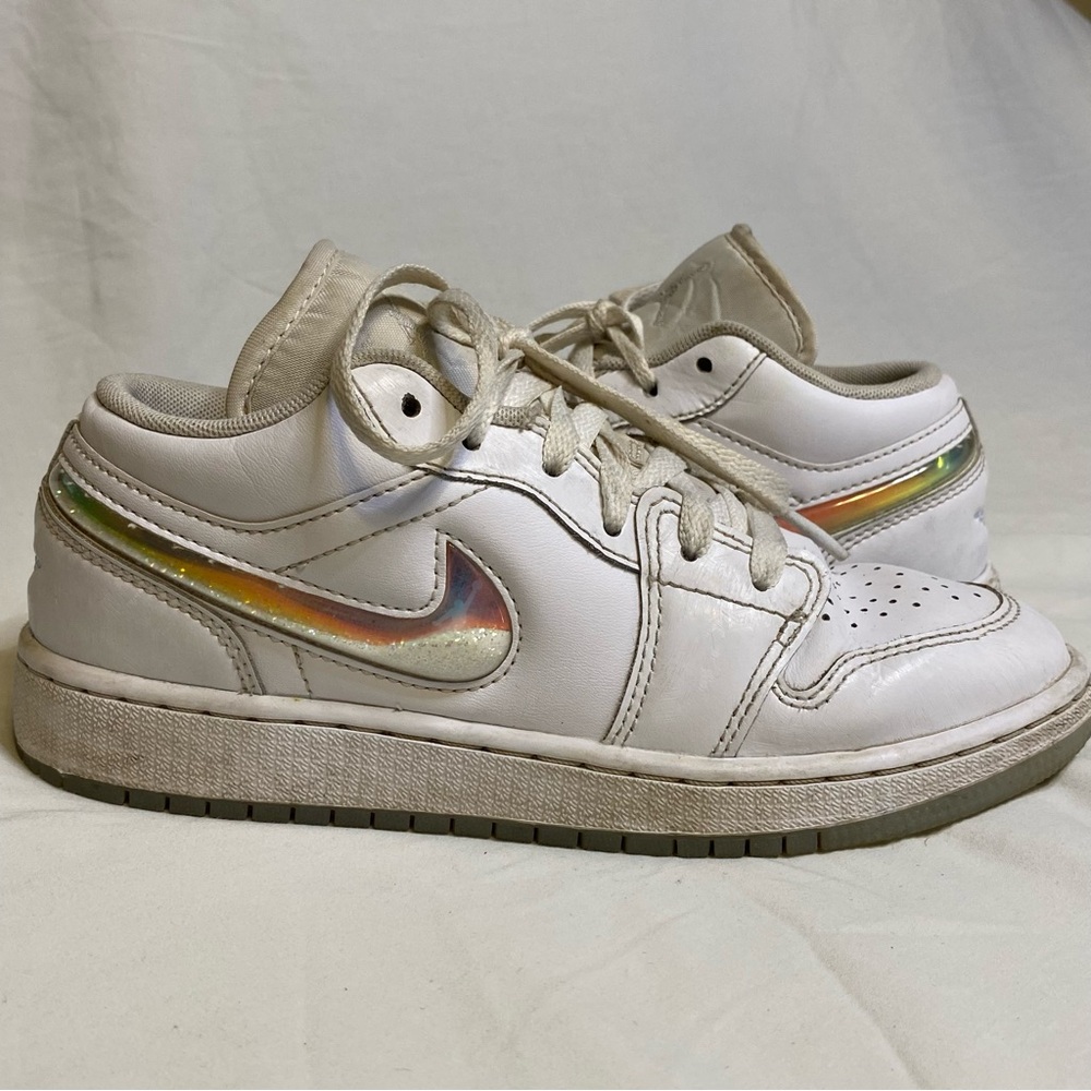Nike Kids White Sneakers with Iridescent Detail‎